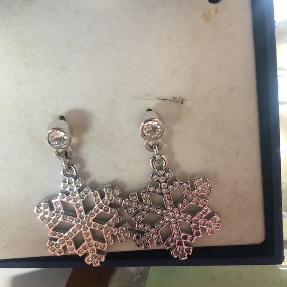 Beautiful vintage Swarovski crystal snowflake earrings.  never been worn. - Picture 4 of 7
